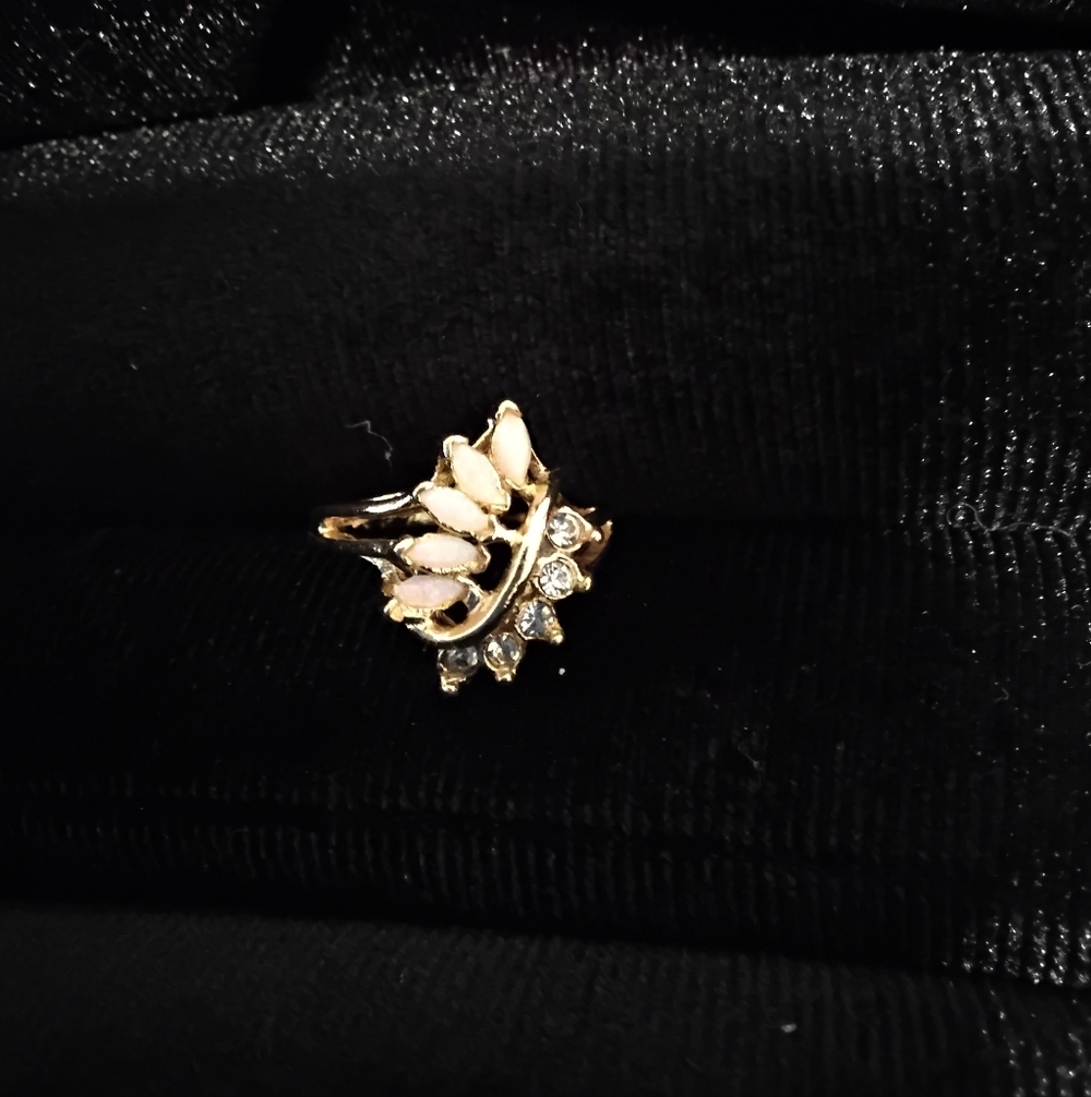 Elegant Gold and Cream Women's Ring Costume Jewlery